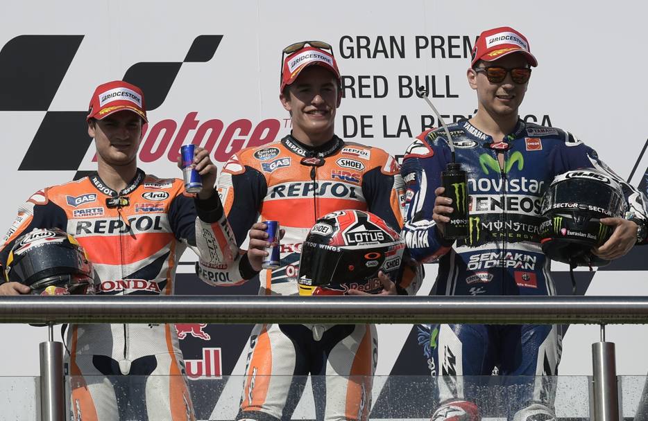 Il podio del GP di Argentina; da sinistra: Pedrosa (2), Marquez (1) e Lorenzo (3). Afp